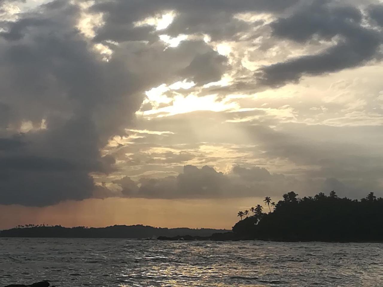 Star Beach Hotel Тангалла Экстерьер фото