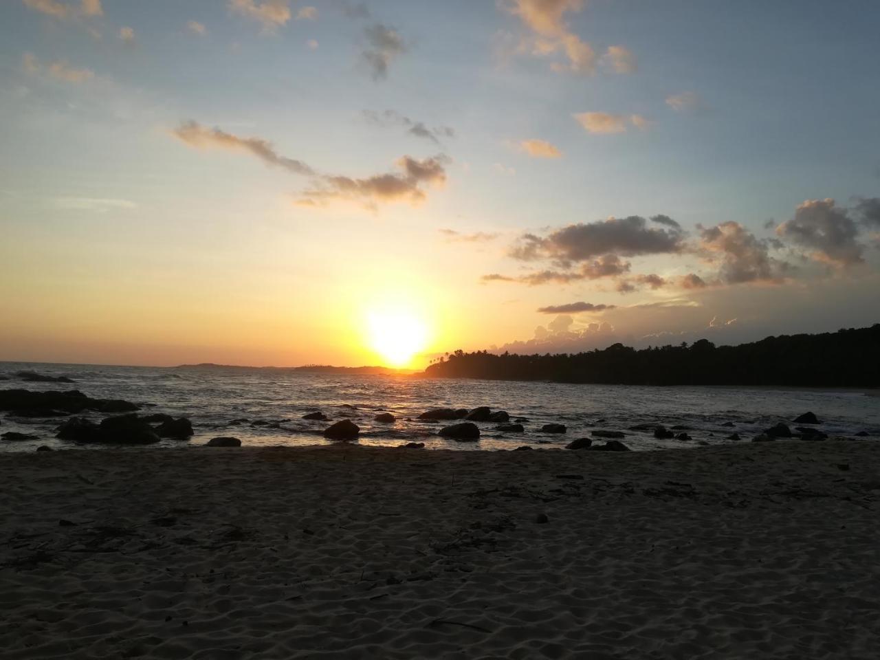 Star Beach Hotel Тангалла Экстерьер фото